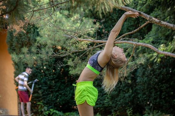 18P Flexible college girl Kira Thorn bangs the gardener after doing yoga on a lawn