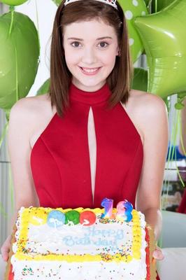 16P 小柄な十代の少女ブレア アイボリー モデルが誕生日番号 18 を祝うために裸
