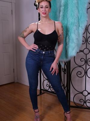 17P Tattooed mature MILF Della Dane peels tight jeans & gives wicked POV blowjob