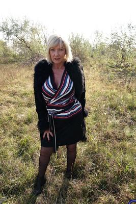 16P Mature blonde woman eats a banana before a gangbang in the countryside