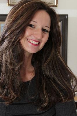 16P Smiley-Milf mit leckeren Titten Stephanie Roberts zieht sich vor der Kamera aus