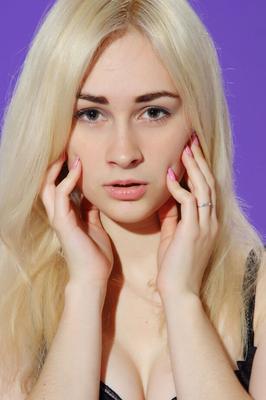 16P Slim blonde Tia N removes black lingerie and red heels to model in the nude