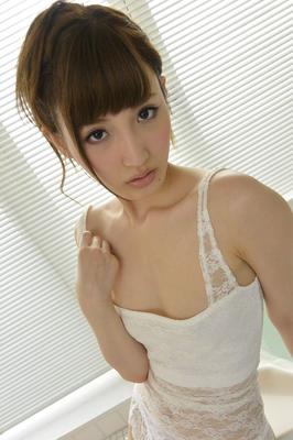 13P スリムなアジア人美女愛沢かりんが白いストッキングを脱いでおもちゃに乗る