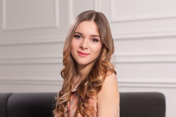 18P La douce jeune mannequin Katie A présente son vagin lisse après s'être déshabillée