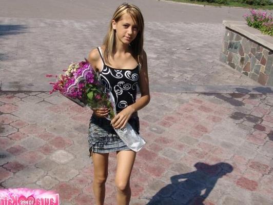 15P ブロンドの素人がロックのセットで彼女の 10 分の 1 のおっぱいを点滅させる