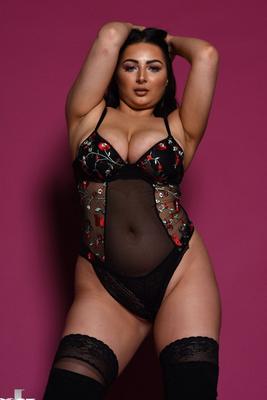 21P Chubby babe Foxy Lucina exposes her fabulous juggs while posing in stockings