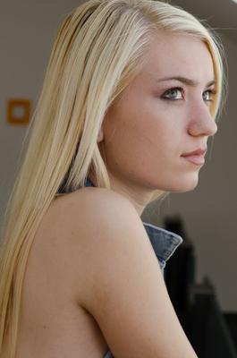 16P UK Teaze Skinny Dianna は素敵なお尻を持っています