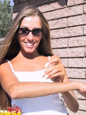 14P アマチュアモデルのロリ・アンダーソンが手入れの行き届いた爪で腕の毛を引っ張る