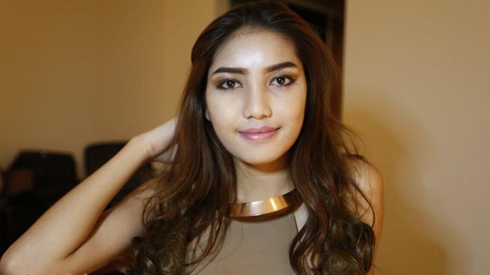 12P 20 歳の角質タイ人ニューハーフが白いチンポに後背位で犯される