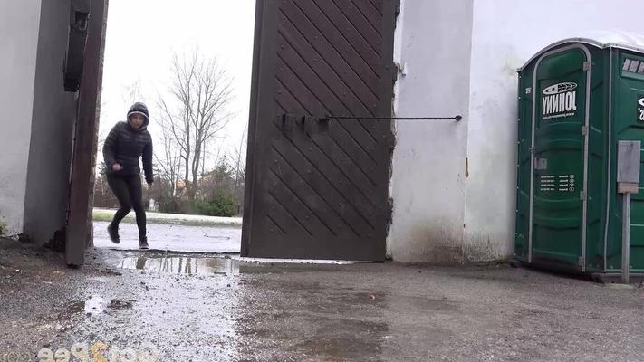 15P Antonia Sainz rushes to relieve pee desperation