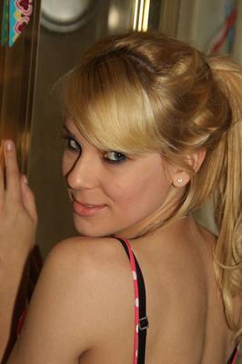 16P Blonde first timer Emma exposes her sexy ass before taking a bath