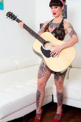 17P 生意気なゴスピンナップガールのドリー・ダーコが裸の巨乳でからかう