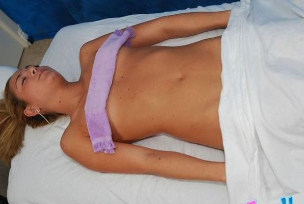 16P Bezaubernder Teenager mit kleinen Titten zieht sich aus und macht sich bereit für eine Massage