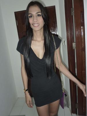 17P Der vollbusige Amateur-Ladyboy Karn stellt falsche Titten zur Schau