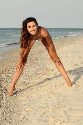 18P Slim teen Lorian displays her tight ass and vagina in the nude at the beach