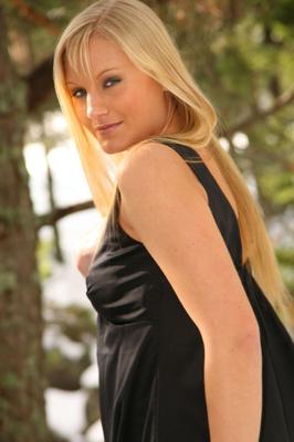 21P Die schöne blonde Mutter Alexis S lässt ihr schwarzes Kleid fallen und zeigt ihre kleinen Brüste