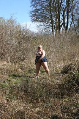 16P Fat UK amateur Lexie Cummings exposes her big ass and snatch in a field