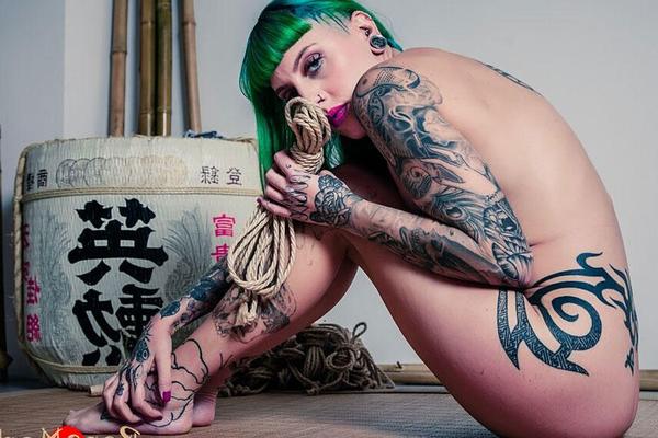 16P Fille solo tatouée aux cheveux teints et à la chatte percée est attachée avec une corde