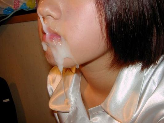 15P 絹のローブを着た日本人の女の子がチンポでけいれんした後に顔にザーメンを得る