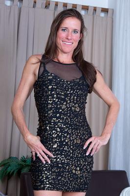 21P MILF in high heels Sofie Marie spreading & toying her horny pink pussy