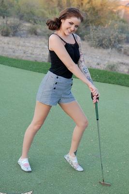 12P Heiße Brünette Jeska Vardinski zieht sich aus und liegt nackt auf dem Golfplatz