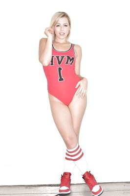 Der langbeinige 16P-Pornostar Zoey Monroe zieht seine Volleyballuniform aus und posiert in Sportsocken