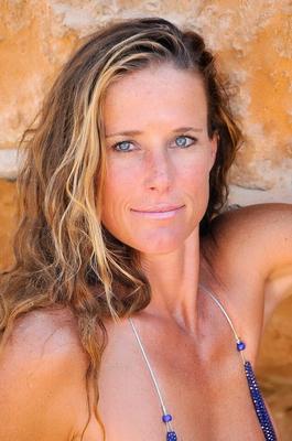 21P 長身熟女ソフィー・マリーが屋外で小さなビキニで立派なお尻を披露