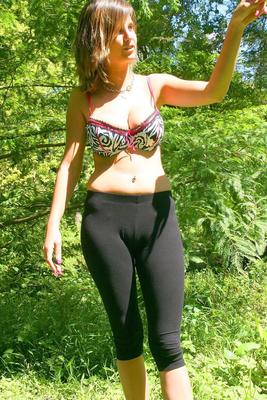 16P おさげのキューティーブリット・フィリップスがトップを脱いで巨乳を日光浴させる