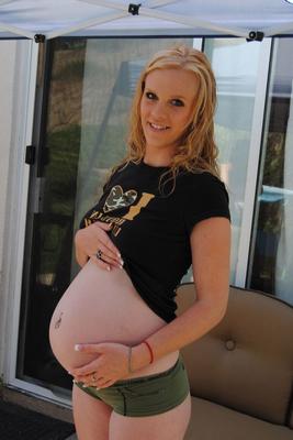15P Pregnant amateur Kristi bares her tits and belly bump before masturbating