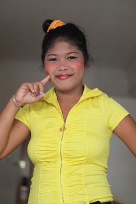 15P Une Philippine expose ses seins et sa chatte taillée pour un touriste sexuel