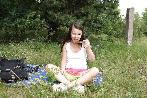 16P Outdoor-Solo, rasierte Muschi spielt mit Frechen