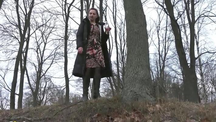 15P Лиза очень хочет поссать во время прогулки по лесу.