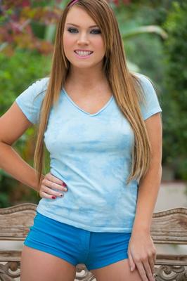 15P Mom and daughter duo Savannah Fyre & Tiff Bannister strip naked in the garden