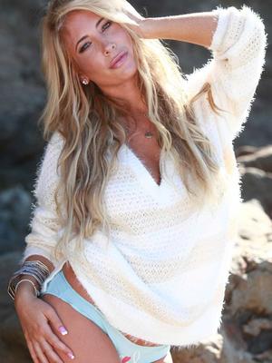 12P Sexy Cali girl shows off her incredible beauty at the beach