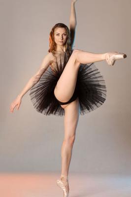 15P Hot ballerina Annett A loses her tutu & contorts to show bald pussy in points