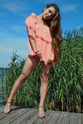Die 18-jährige, langhaarige Teenagerin Monica Trent macht tolle Nacktposen auf einem Dock