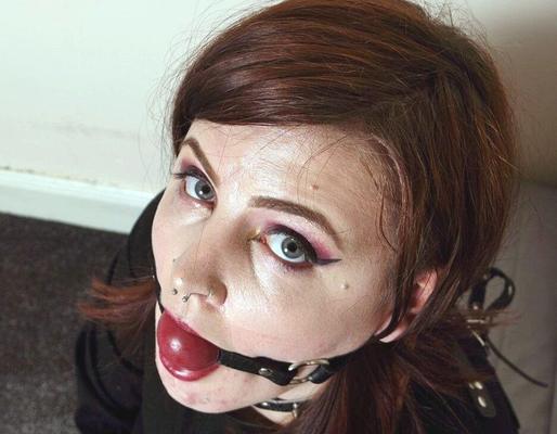 16P Tattooed redhead Luna La Roux sports a ball gag while restrained with straps