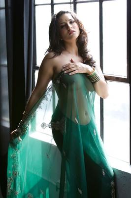 21P Angelic Indian MILF Sunny Leone shows her juicy fake tits all nude