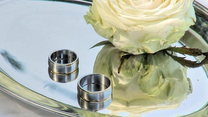 21P Die ganz natürliche Braut Bianca bekommt in der Hochzeitsnacht in einem versauten Blackjack-Spiel eine Gesichtsbehandlung