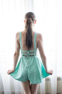 17P 巨乳の若いダンサーが裸のスカートを露出させ、逆立ちでヌードを広げる
