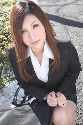 15P スーツを着たホットな赤毛の日本人女の子が美しい顔を見せるポーズ