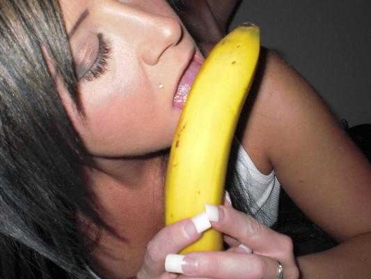 12P セクシーなモンローがバナナでオーラルスキルを披露し、ストリップして裸になる