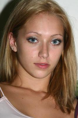 16P First timer with a nice ass confidently showcases her pussy once she's naked