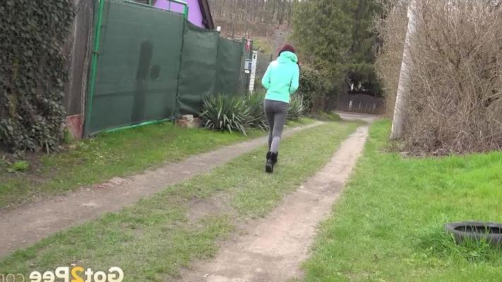 15P Невысокая девушка Мистика приседает ради срочной мочи на грязной дорожке