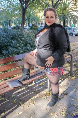 20P 屋外で服を着た大きな胸を見せるホットな成熟したぽっちゃり系ソフィア・ローラ