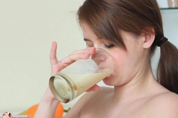 15P 妊婦が腫れた胸と大きなお腹にミルクをこぼす
