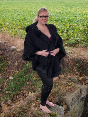 16P Blonde amateur Sindy Bust looses her large boobs near a farmer's field