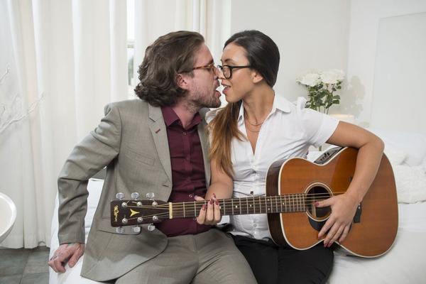 12P Hannah Shaw, une fille ringarde, baise son professeur de guitare lors d'une scène de séduction