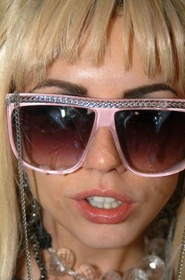 21P A sósia de Gaga, Lexi Belle, leva uma buceta destruída em um trio com Kelly Madison