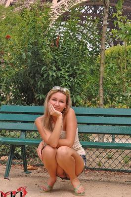 12P Leggy MILF Cherry Jul goes to Paris and gets off on no panty upskirt flashing